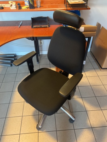 1431500-21 Kontorsinredning - Skrivbord, hyllor, kontorsstolar, mm.