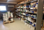 1431502 Hyllor med diverse skruv, fästmaterial, mm.