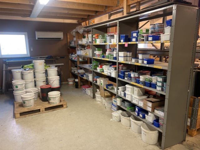 1431502-1 Hyllor med diverse skruv, fästmaterial, mm.