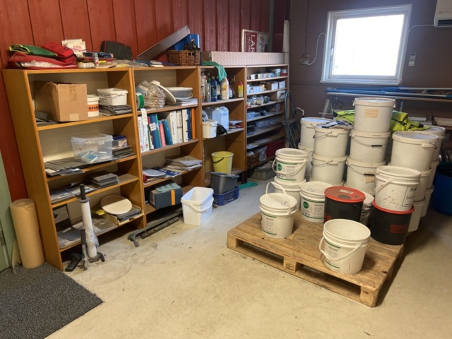 1431502-2 Hyllor med diverse skruv, fästmaterial, mm.