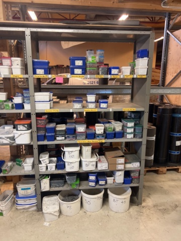 1431502-3 Hyllor med diverse skruv, fästmaterial, mm.