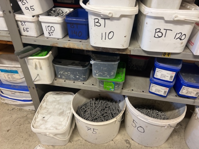 1431502-4 Hyllor med diverse skruv, fästmaterial, mm.