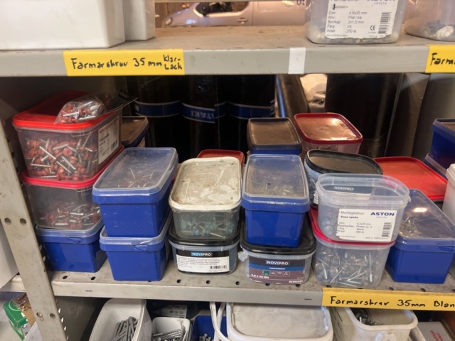 1431502-5 Hyllor med diverse skruv, fästmaterial, mm.