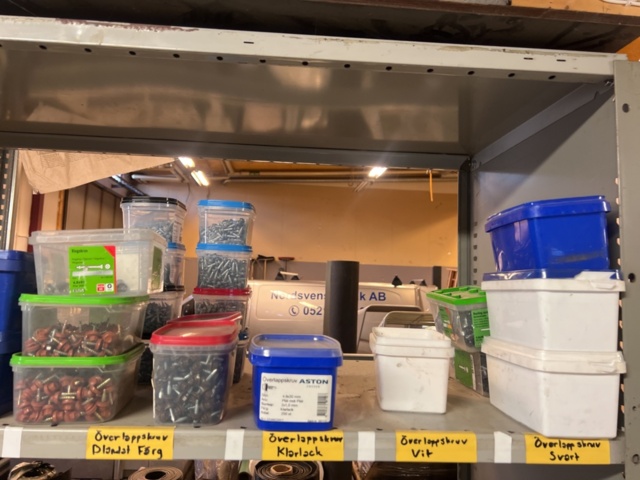 1431502-6 Hyllor med diverse skruv, fästmaterial, mm.