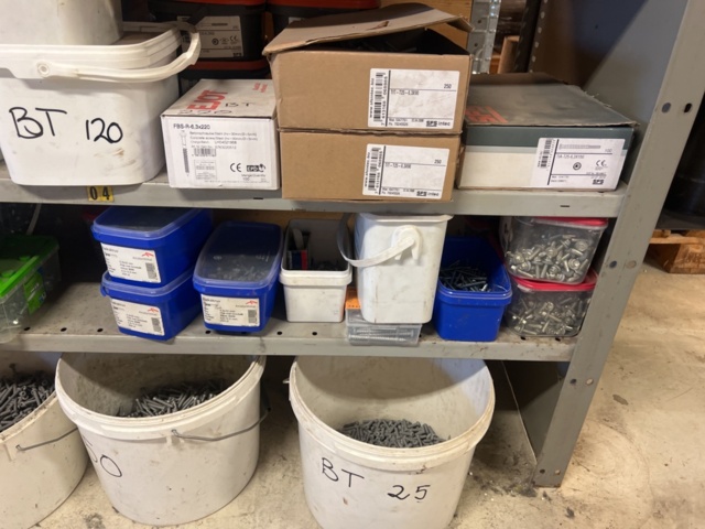 1431502-7 Hyllor med diverse skruv, fästmaterial, mm.