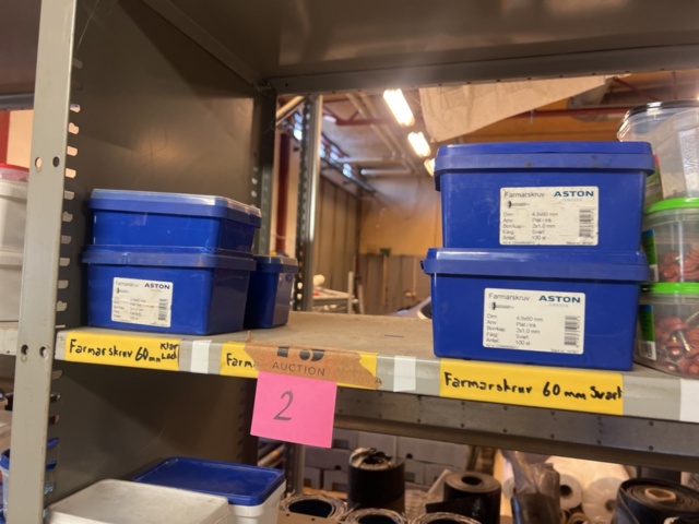 1431502-8 Hyllor med diverse skruv, fästmaterial, mm.