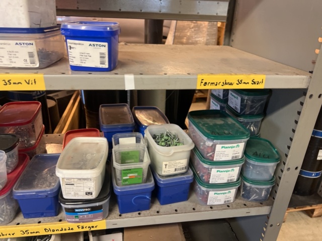 1431502-9 Hyllor med diverse skruv, fästmaterial, mm.