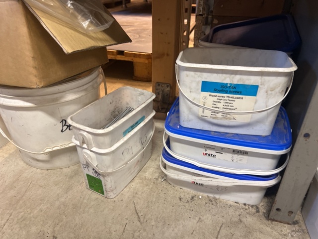 1431502-10 Hyllor med diverse skruv, fästmaterial, mm.