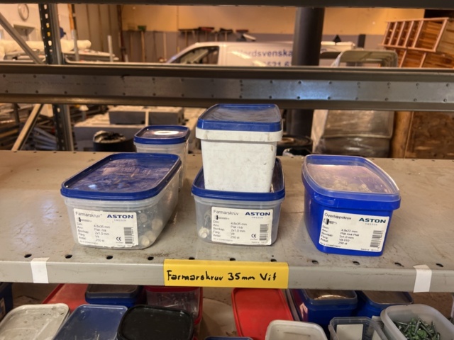 1431502-11 Hyllor med diverse skruv, fästmaterial, mm.