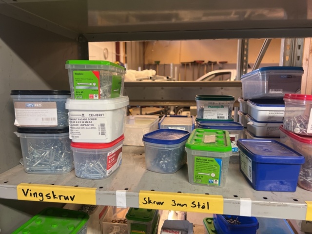 1431502-15 Hyllor med diverse skruv, fästmaterial, mm.