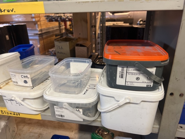 1431502-16 Hyllor med diverse skruv, fästmaterial, mm.