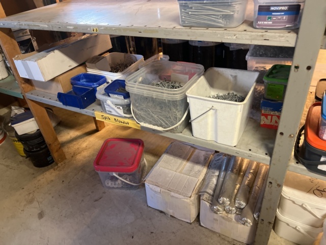 1431502-18 Hyllor med diverse skruv, fästmaterial, mm.