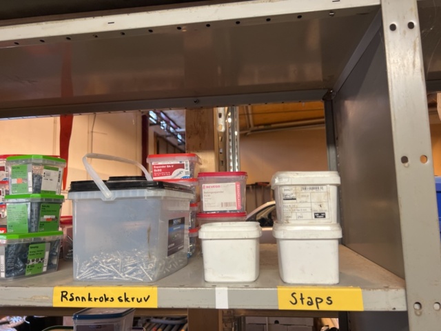 1431502-19 Hyllor med diverse skruv, fästmaterial, mm.