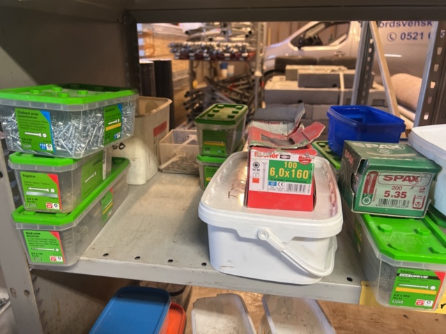 1431502-17 Hyllor med diverse skruv, fästmaterial, mm.