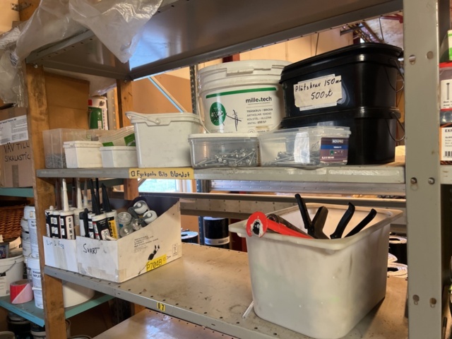 1431502-20 Hyllor med diverse skruv, fästmaterial, mm.