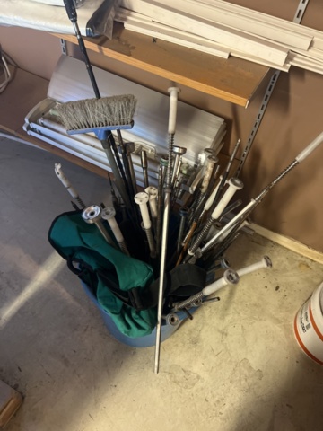 1431502-21 Hyllor med diverse skruv, fästmaterial, mm.