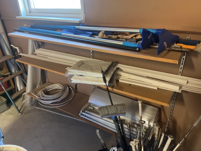 1431502-22 Hyllor med diverse skruv, fästmaterial, mm.