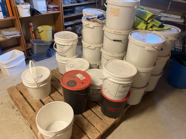 1431502-23 Hyllor med diverse skruv, fästmaterial, mm.