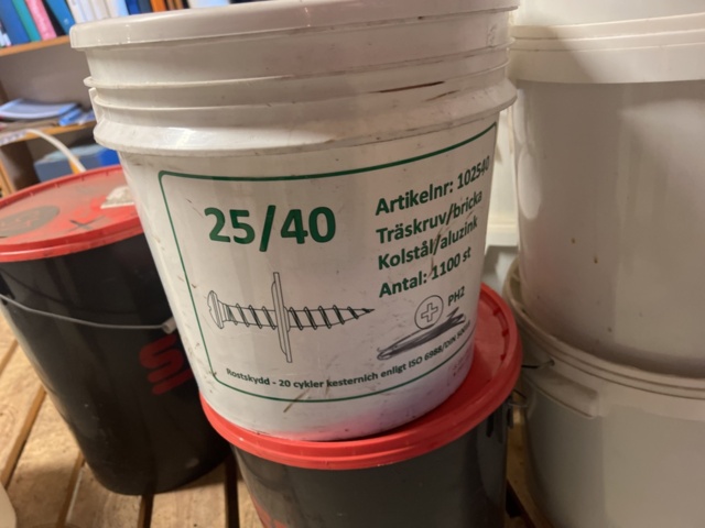 1431502-24 Hyllor med diverse skruv, fästmaterial, mm.