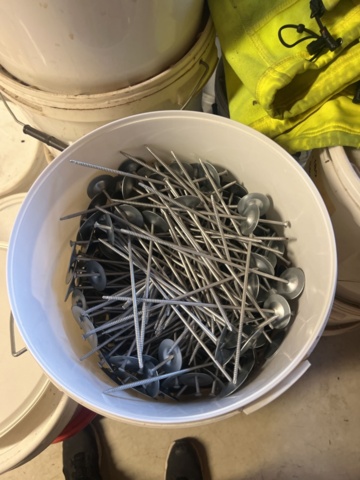 1431502-25 Hyllor med diverse skruv, fästmaterial, mm.