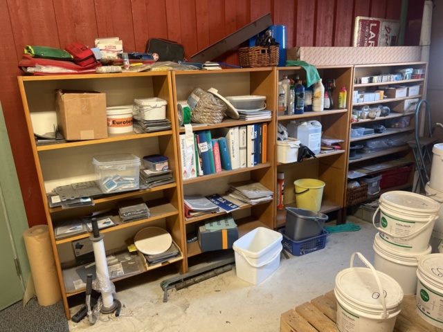 1431502-26 Hyllor med diverse skruv, fästmaterial, mm.