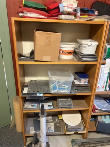 1431502-27 Hyllor med diverse skruv, fästmaterial, mm.