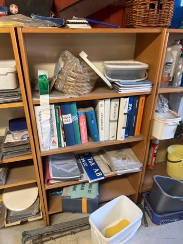 1431502-28 Hyllor med diverse skruv, fästmaterial, mm.