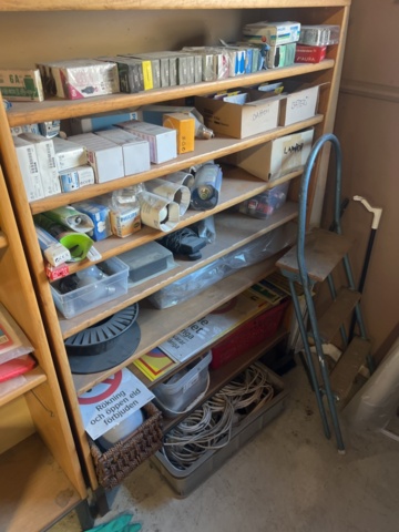 1431502-29 Hyllor med diverse skruv, fästmaterial, mm.