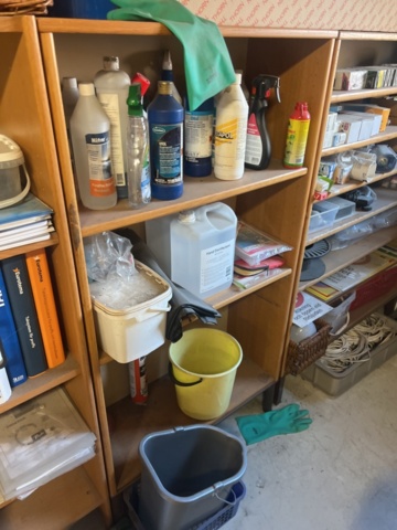 1431502-30 Hyllor med diverse skruv, fästmaterial, mm.