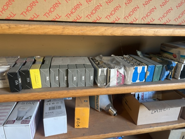 1431502-31 Hyllor med diverse skruv, fästmaterial, mm.