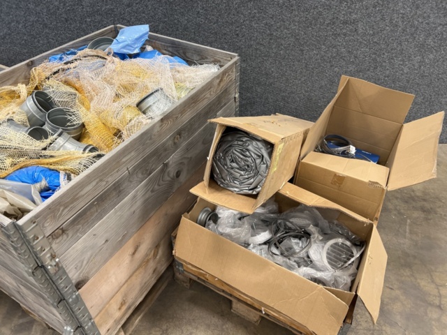 1449515-4 Lot with various ventilation products