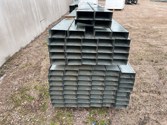 1449516-8 Approximately 152 steel studs 120/55, 3m