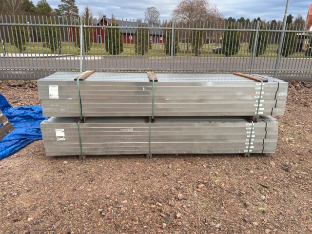 1449519-1 Approximately 204 steel studs 120/55, 3m