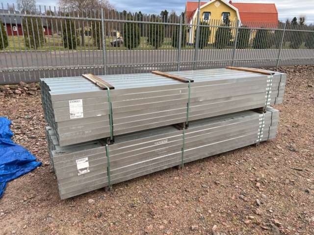 1449519-2 Approximately 204 steel studs 120/55, 3m