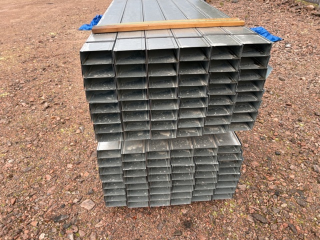 1449519-8 Approximately 204 steel studs 120/55, 3m