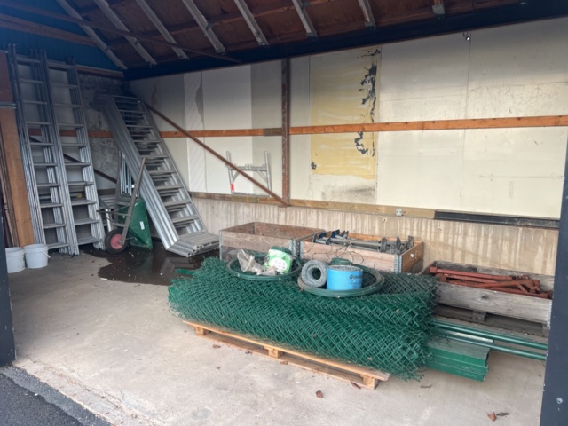 1431508-2 Various ladders, aluminum scaffolding steps, wheelbarrows, etc.