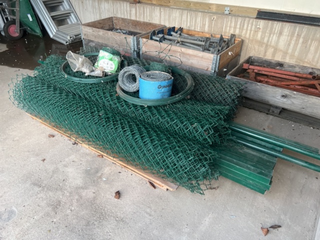 1431508-3 Various ladders, aluminum scaffolding steps, wheelbarrows, etc.