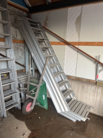 1431508-7 Various ladders, aluminum scaffolding steps, wheelbarrows, etc.