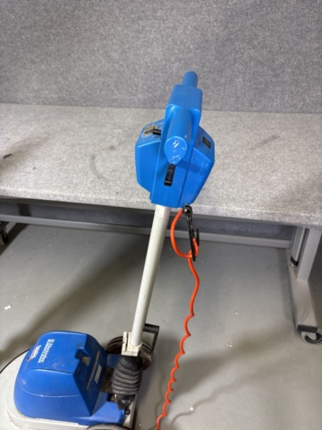 1274489-6 Golvvårdsmaskiner/städmaskiner 2 st - Electrolux Euroclean Satellite 450 & Wetrok Servomat