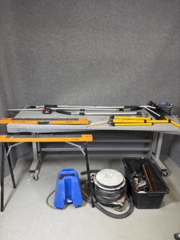 1443714-1 Collection of tools and cleaning equipment for construction