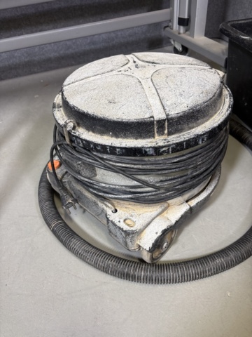 1443714-8 Collection of tools and cleaning equipment for construction