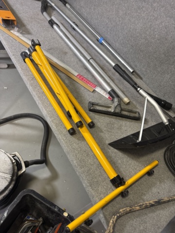 1443714-16 Collection of tools and cleaning equipment for construction