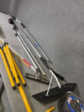 1443714-17 Collection of tools and cleaning equipment for construction