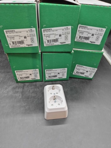 1447627-1 Vägguttag 2-vägs jordat, 60 st – Schneider Electric, Exxact