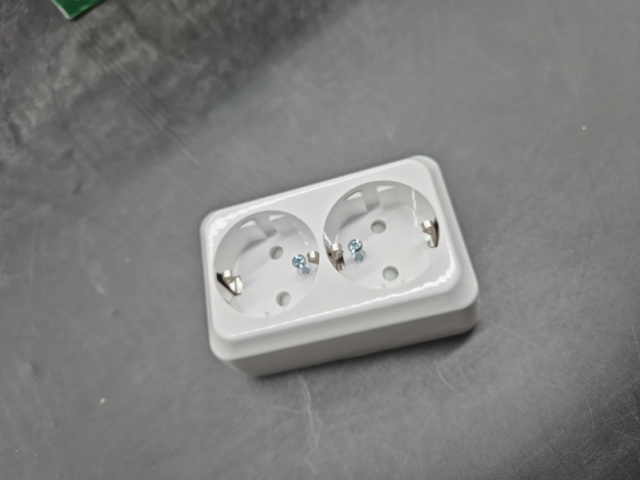 1447627-3 Vägguttag 2-vägs jordat, 60 st – Schneider Electric, Exxact