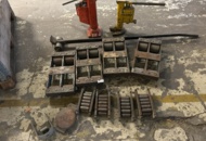 1423607 Samling med maskinskridskor, domkrafter och lyftjärn