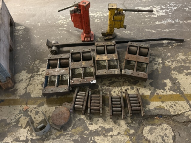 1423607-1 Samling med maskinskridskor, domkrafter och lyftjärn