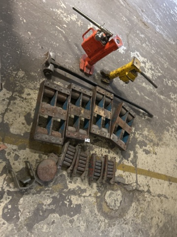 1423607-2 Samling med maskinskridskor, domkrafter och lyftjärn