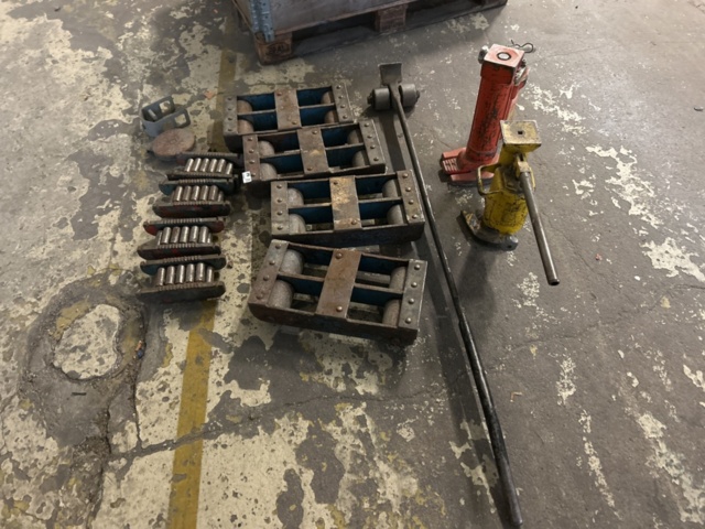 1423607-3 Samling med maskinskridskor, domkrafter och lyftjärn