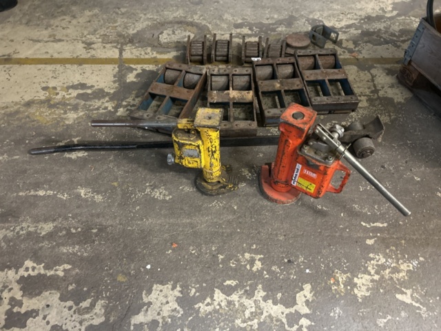 1423607-4 Samling med maskinskridskor, domkrafter och lyftjärn